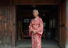 Hôtel le plus vieux du monde : découvrez l’histoire de ce monument historique Hôte japonais en kimono à l'entrée d'une auberge ancienne