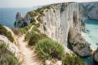 Sentier côtier rocheux longeant les falaises blanches de Bonifacio vers la plage des 3 Pointes en Corse